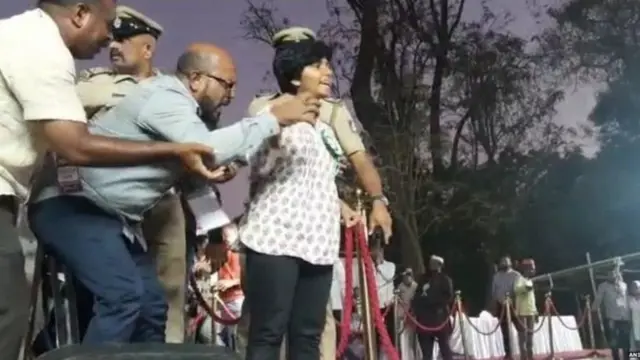 ਅਮੂਲਿਆ ਦੇ ਨਾਅਰੇ ਲਾਉਂਦਿਆ ਹੀ ਉਸ ਤੋਂ ਮਾਈਕ ਖੋਹਣ ਲਈ ਪੁਲਿਸ ਅਤੇ ਪ੍ਰਬੰਧਕ ਮੰਚ ਉੱਤੇ ਪਹੁੰਚੇ