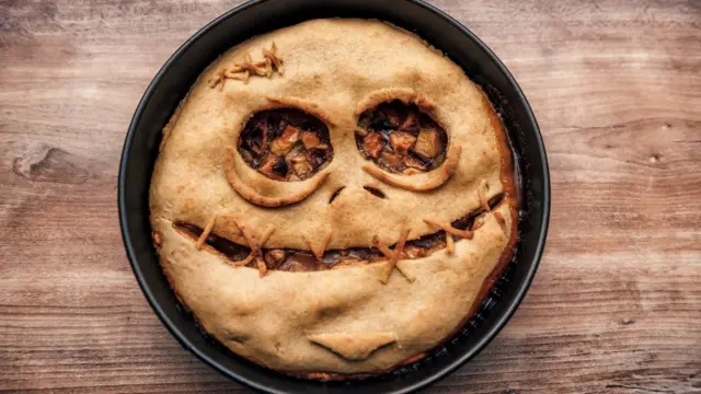 Яблочный пирог с крышкой в виде страшной морды