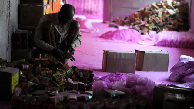 ગુલાલનું પેકિંગ કરતી એક વ્યક્તિ