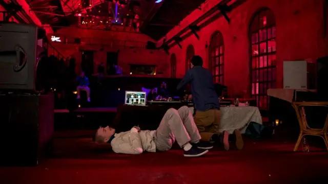 Easy Changes на рейве в московском клубе Арма 17 в 2012 году. Денис Казначеев лежит на полу