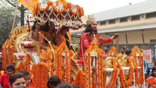 राम नवमी पर मस्जिद के सामने मानव शृंखला