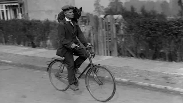 Мужчина на велосипеде в 1930 году