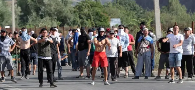 Atambayev'in destekçileri