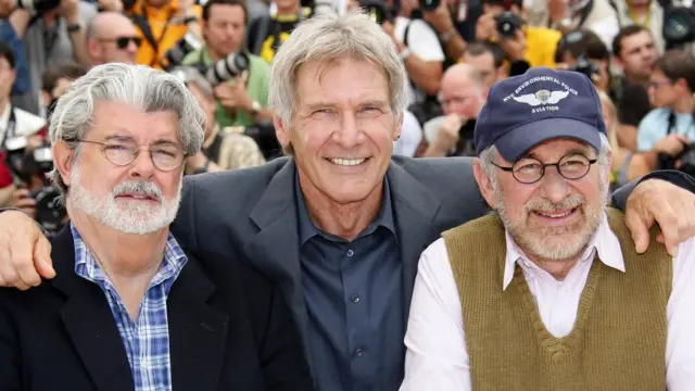 Создатели первых трех серий "Индианы Джонса": Джордж Лукас, Харрисон Форд и Стивен Спилберг (фото 2008 года)