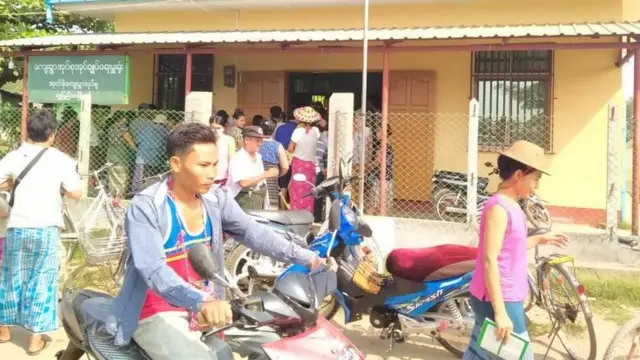 ရွှေပြည်သာမှာ ဧည့်စာရင်းတိုင်နေကြတာကိုတွေ့ရ