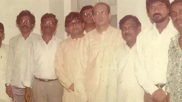 राजा ढाले माजी पंतप्रधान व्ही. पी. सिंह यांच्याबरोबर