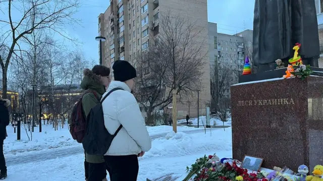 у памятника Лесе Украинке