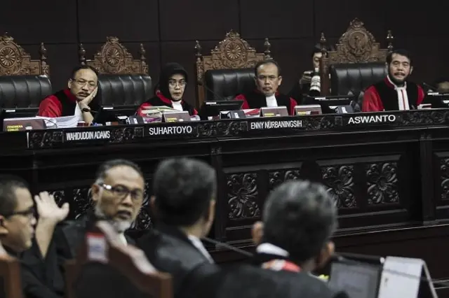 Enny Nurbaningsih (kedua dari kiri) adalah hakim konstitusi yang dipilih untuk menggantikan Maria Farida Indrati yang purna jabatan