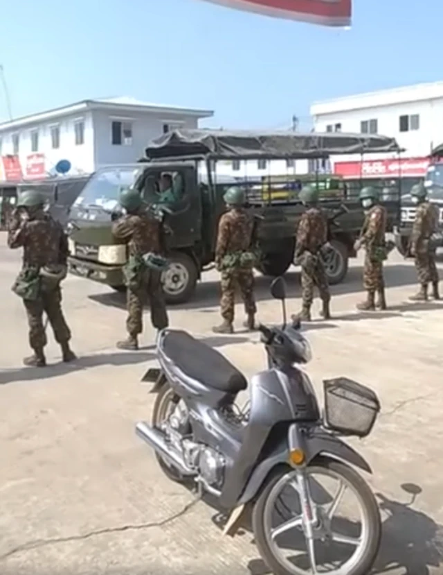 ပုသိမ် ခရိုင် ပါတီရုံးရှေ လုံခြုံရေးယူထားစဥ်