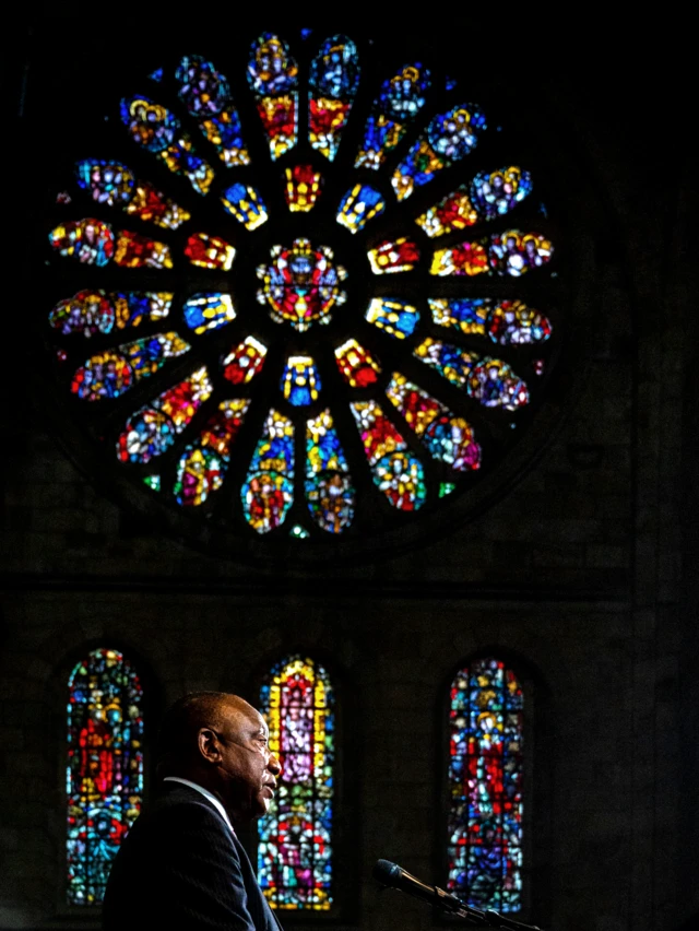 An gudanar da jana'izar ne a cocin cathedral inda Shugaban ƙasar Cyril Ramaphosa ya shaida wa masu makoki cewa mamacin wanda ya taɓa samun kyautar Nobel ta zaman lafiya ya kasance riƙaƙƙen malamin addini