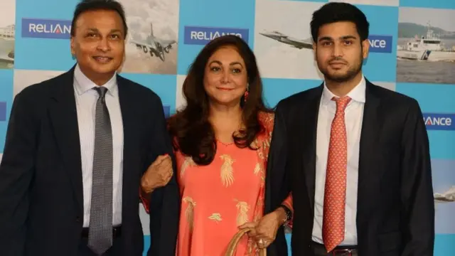 पत्नी और बेटे के साथ अनिल अंबानी