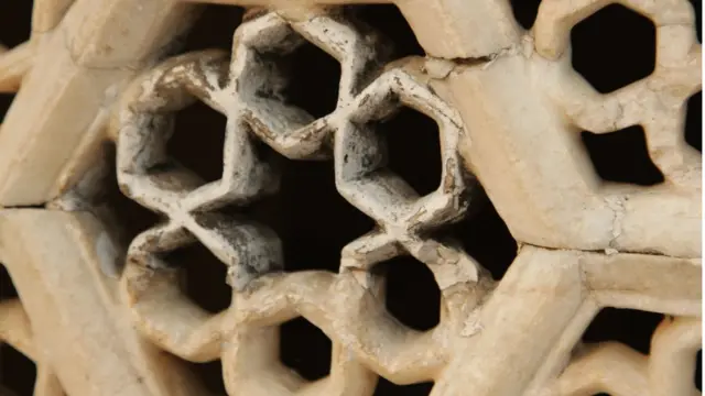 నిర్మాణంలో పగుళ్లు