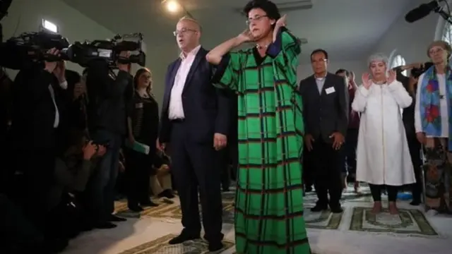 Profesa wa sayansi ya siasa kutoka Swiss Ilham Manea aliongoza ibada katika msikiti wa Berlin