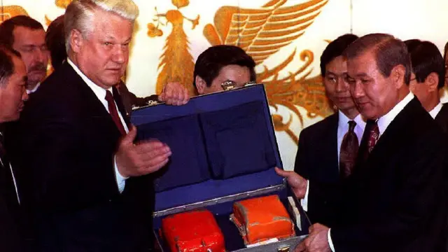 Russian President Boris Yeltsin dey hand over di black box , flight data recorder from di Korean Air flight 007 wey Soviet Fighters shot down for 1983 to Korean President Roh Tae-Woo, on 19 November, 1992