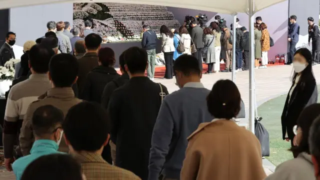 시민들이 서울광장에 마련된 이태원 사고 사망자 합동분향소를 찾아 헌화를 위해 줄을 서서 기다리고 있다