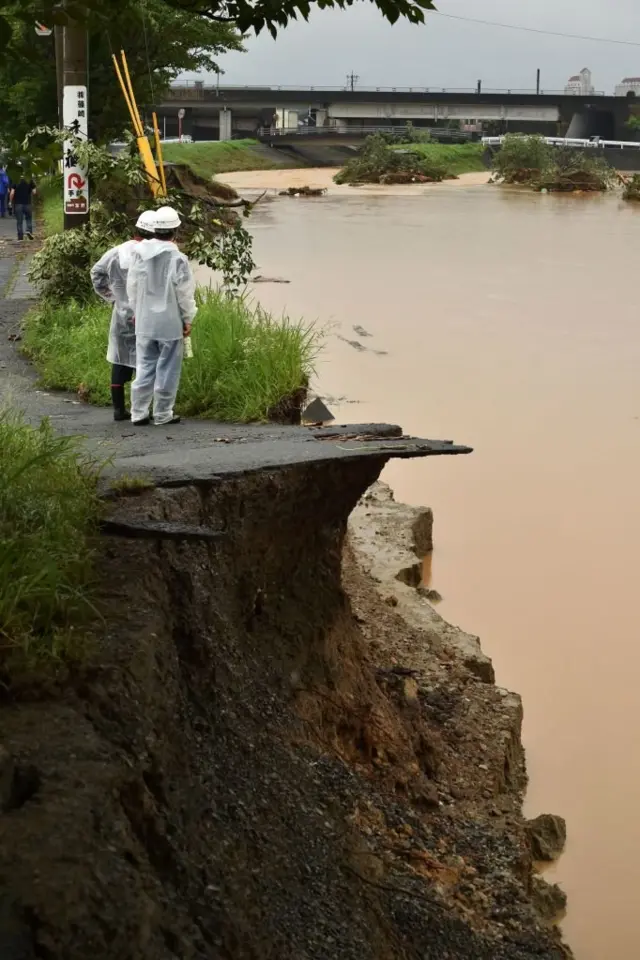 கடும் மழையில் சின்னாபின்னமான தெற்கு ஜப்பான் (புகைப்படத் தொகுப்பு)