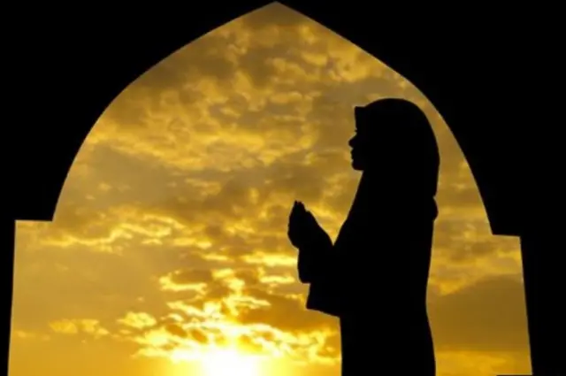 Namoz o'qiyotgan ayol