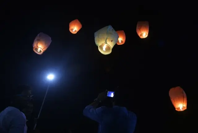 சிலிகுரியில் அமைதியாகவும் பாதுகாப்பாகவும் தீபாவளி கொண்டாடவேண்டும் என்ற செய்தியை கூறும் காற்றில் மிதக்கும் லாந்தர் விளக்குகள்.