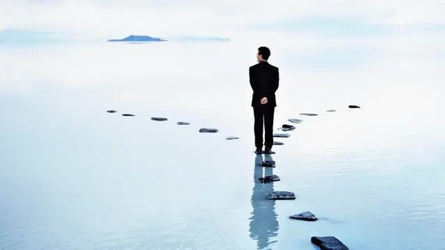 Una persona tratando de decidir cuál camino tomar, de dos posibles