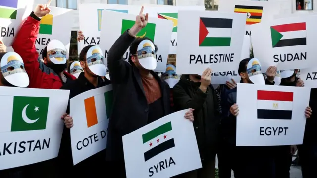 متظاهرون خرجوا محتجين على قرار ترامب قرب مقر قمة منظمة التعاون الإسلامي