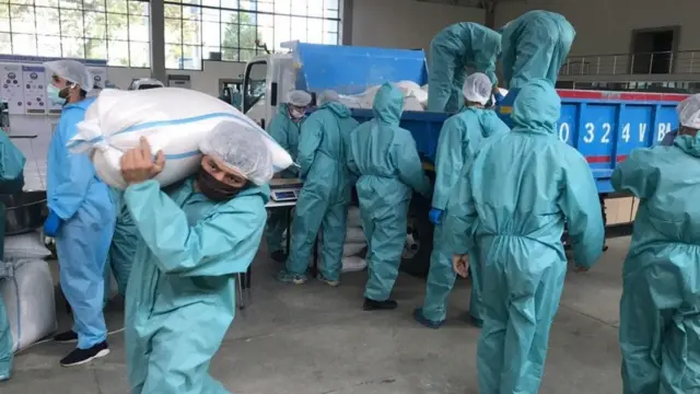 Ҳукумат $16 дан ёрдам пули бермоқчи - бу етадими? - Ўзбекистон, коронавирус