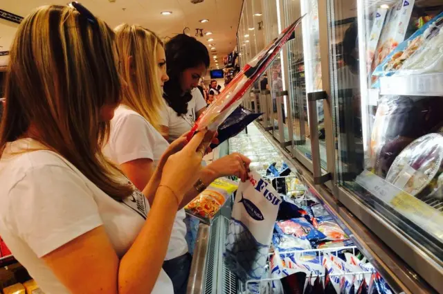 Activistas patrióticos inspeccionan el origen de alimentos en los supermercados en Moscú, agosto 2015 Vigilante