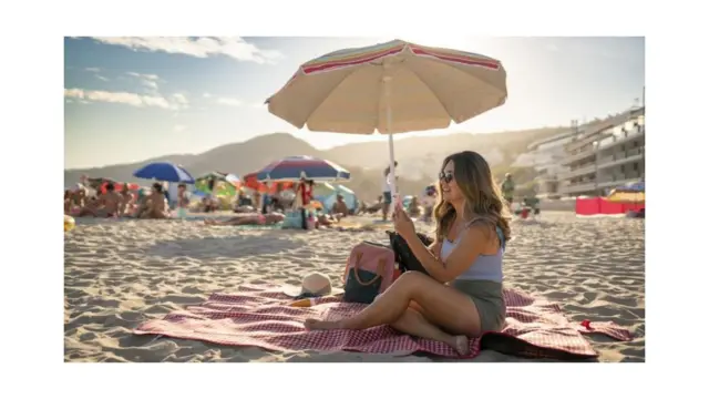 Lors d'une journée ensoleillée à la plage, il est essentiel de s'abriter à l'ombre.