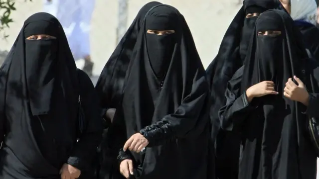 وفقا للشريعة الإسلامية يسمح للرجل بالزواج من أربعة نساء
