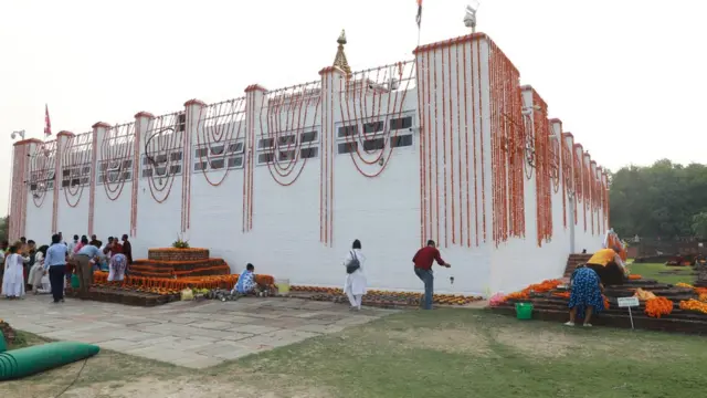 बुद्ध जयन्तीका दिन सिँगारिएको मायादेवी मन्दिर