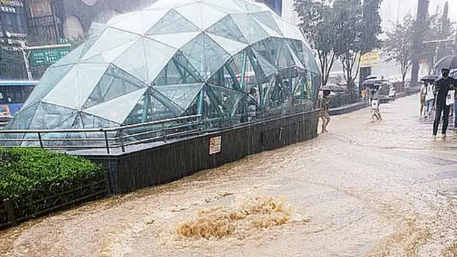 서울 전역에 호우특보가 내린 1일 서울 강남역 일대에 하수도가 넘치면서 흙탕물이 인도를 뒤덮고 있다