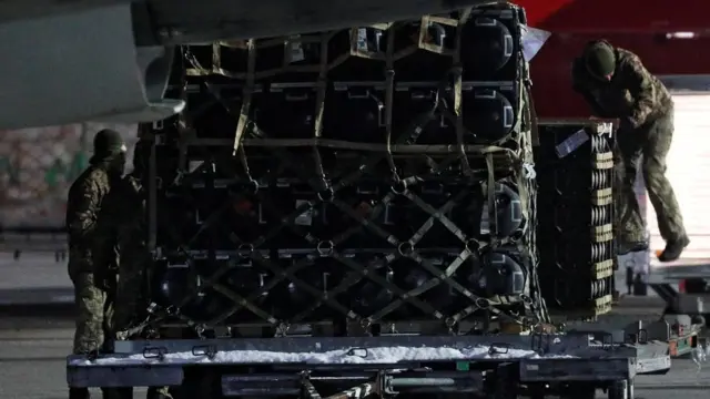 Украинские военнослужащие разгружают американскую военную помощь в аэропорту Борисполь 25 января 2022 года