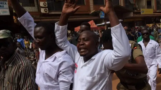 Kulishuhudiwa maandamano makubwa kupinga hatua hiyo katika sehemu tofauti nchini