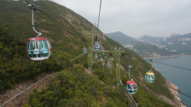 海洋公园的吊车让游客欣赏到港岛区的海景和山景。