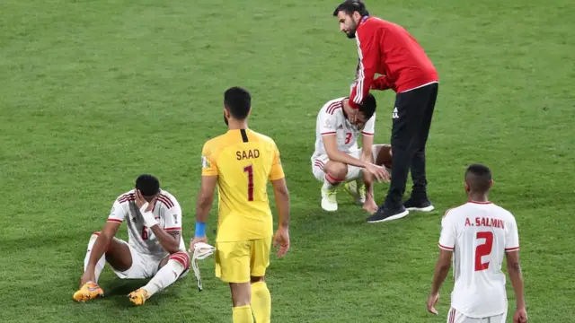 لاعبو الإمارات بعد الهزيمة
