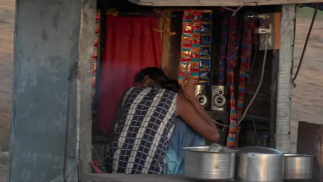 As garotas atendem clientes à beira da estrada