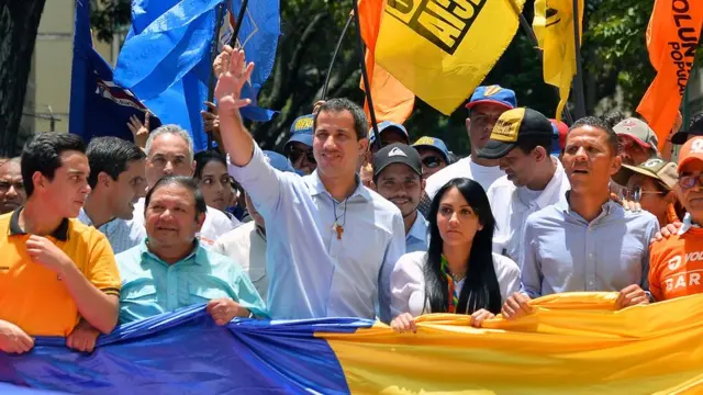 Juan Guaido frente a la multitud.