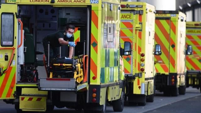 倫敦皇家醫院外的一排救護車