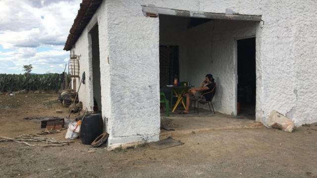 Casawww brasilbingo comfazendawww brasilbingo comCanudos, com imigrante chinês ao fundo