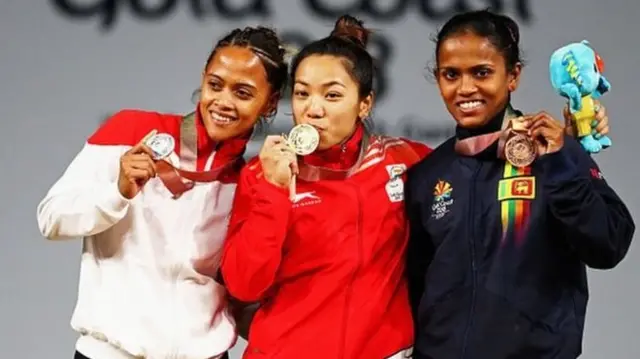 දිනූෂා හංසනී ගෝමස්, කාන්තා කිලෝ ග්‍රෑම් 48 බර පන්තියේ ලෝකඩ පදක්කම දිනා ගැනීමට සමත් වූහ