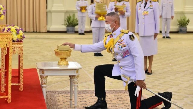 สมเด็จพระนางเจ้าฯ พระบรมราชินี พระราชทานหน้ากากผ้าฝีพระหัตถ์แก่นายกฯ