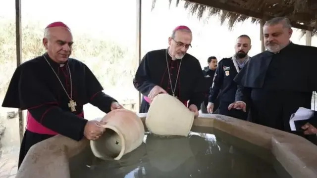 موقع العمادة فيها نظام لجمع المياه