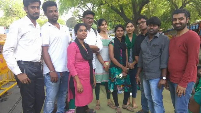 வாட்சப் குருப், முகநூல் பக்கம் என தொடர்பில் இருந்த இவர்கள் விவசாயிகள் போராட்டத்திற்கு ஆதரவு பெற தங்களால் முடிந்த வரை அனைத்து முயற்சிகளையும் மேற்கொண்டுள்ளனர்.