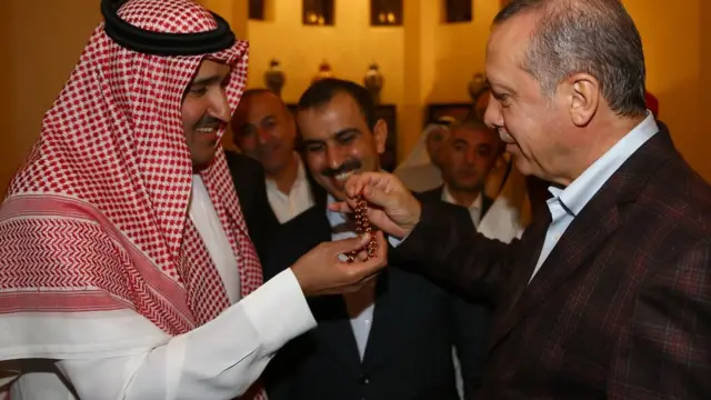 سعودی حکام ترک صدر کو ایک تسبیح تعفے میں دے رہے ہیں