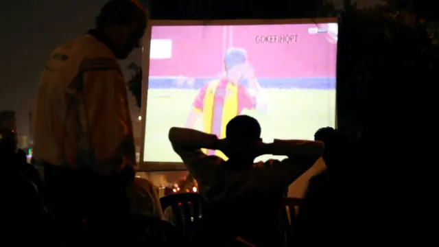 مشجعون للأهلي في أحد مقاهي القاهرة