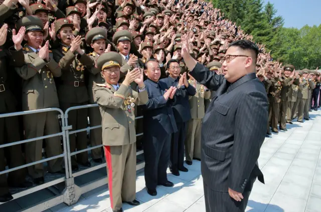 金正恩上周与"火星－１２"型地对地中远程战略弹道火箭开发者合影