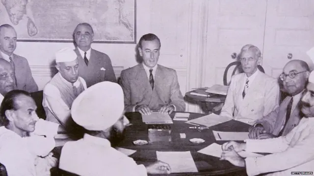 2 ਜੂਨ ਨੂੰ ਲਾਰਡ ਮਾਊਂਟਬੇਟਨ ਭਾਰਤੀ ਸਿਆਸਤਦਾਨਾਂ ਨਾਲ ਮੀਟਿੰਗ ਕਰਦੇ ਹੋਏ