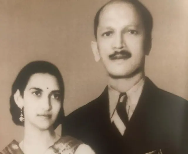 इस तस्वीर में फ़ील्डमार्शल करियप्पा अपनी पत्नी मुत्थु के साथ