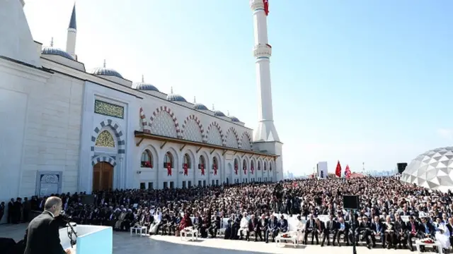 Shugaban Kasar Turkiyya Recep Tayyip Erdogan a lokacin da ya ke gudanar da jawabi ya yin bude masallacin a babban birnin kasar na Santambul