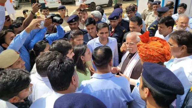 युक्रेनमधून भारतात परतलेले विद्यार्थी स्थानिक नेत्यांना प्रश्न विचारतात आहेत.