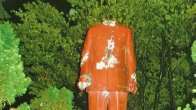 台湾资料图片。被砍了头的蒋公塑像